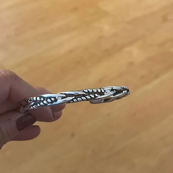 The Santa Fe Open Bangle bracelet in antiqued 925 silver. Unisex - Picture 11 of 14